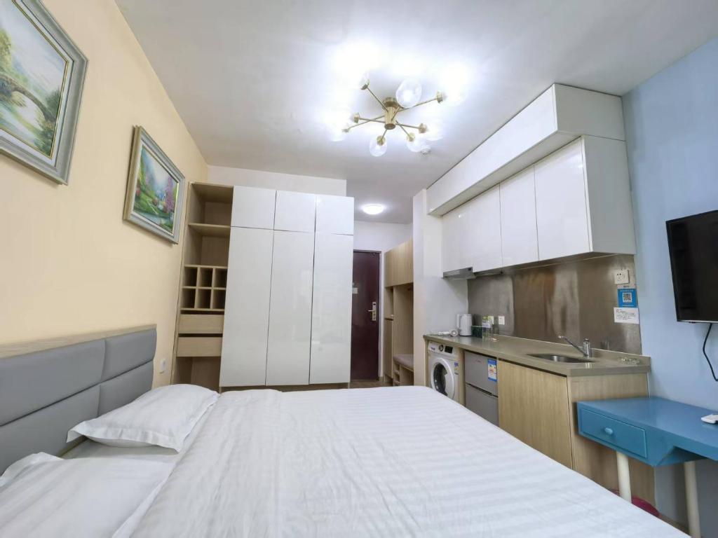 Kuchyň nebo kuchyňský kout v ubytování Qingdao Mi Apartment