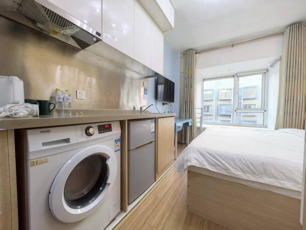 Kuchyň nebo kuchyňský kout v ubytování Qingdao Mi Apartment