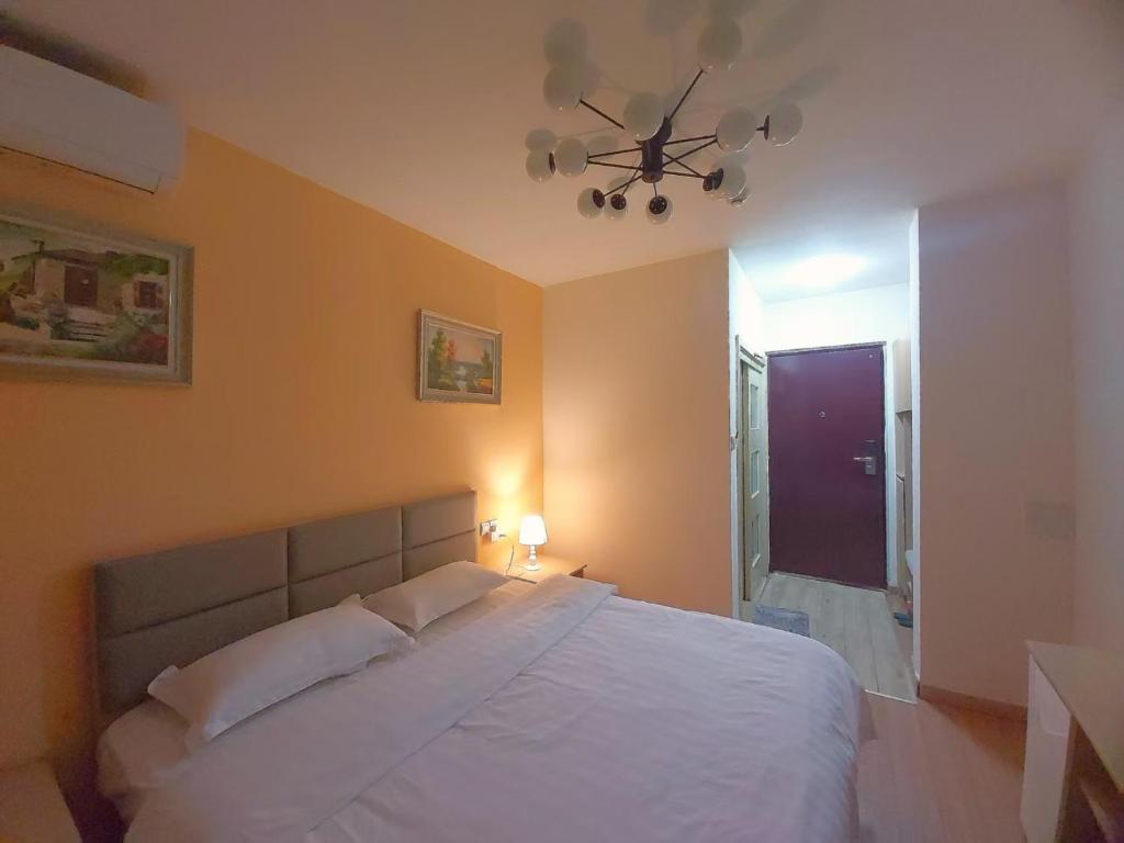 Postel nebo postele na pokoji v ubytování Qingdao Mi Apartment