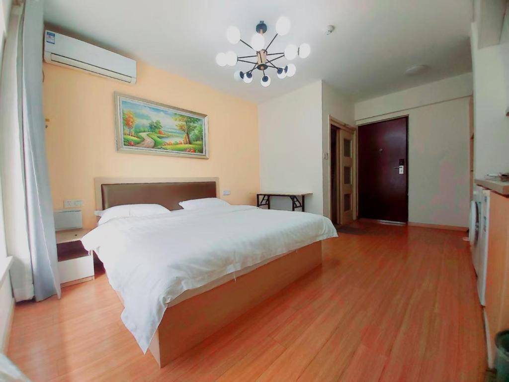 Postel nebo postele na pokoji v ubytování Qingdao Mi Apartment