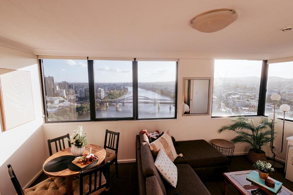 ein Wohnzimmer mit Sofa und Tisch in der Unterkunft RiverView CBD Apartment Level 22 in Brisbane