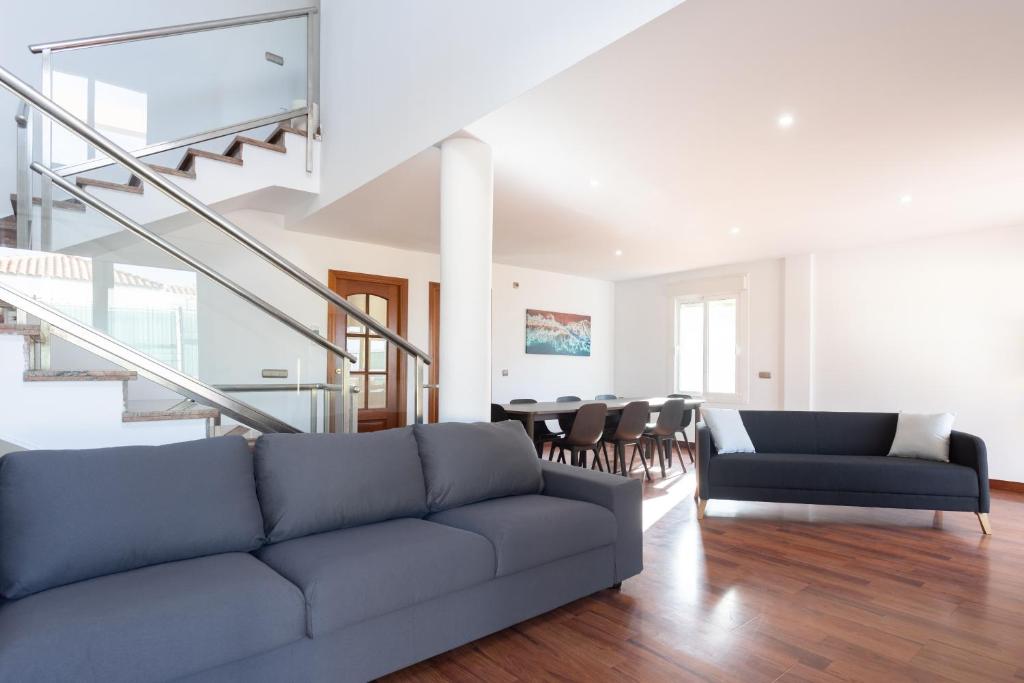 Posezení v ubytování Exclusive villa with private pool 1 kilometer from Los Cristianos Beach