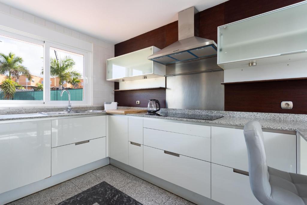 Kuchyň nebo kuchyňský kout v ubytování Exclusive villa with private pool 1 kilometer from Los Cristianos Beach