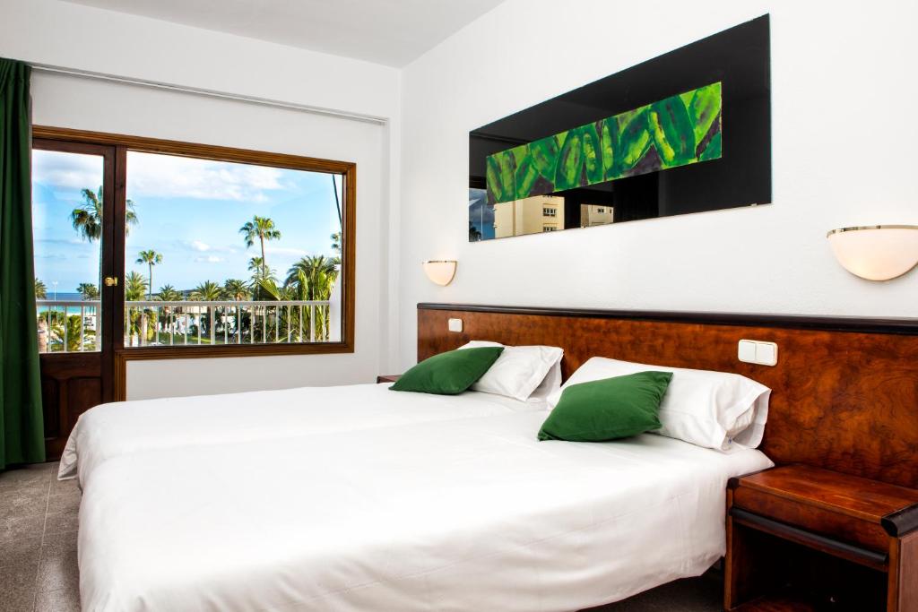 1 dormitorio con cama y ventana grande en Villa Miel, en Cala Millor