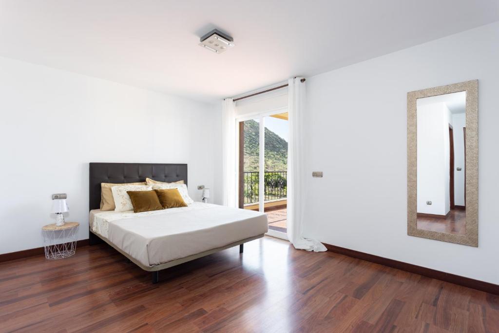Postel nebo postele na pokoji v ubytování Exclusive villa with private pool 1 kilometer from Los Cristianos Beach