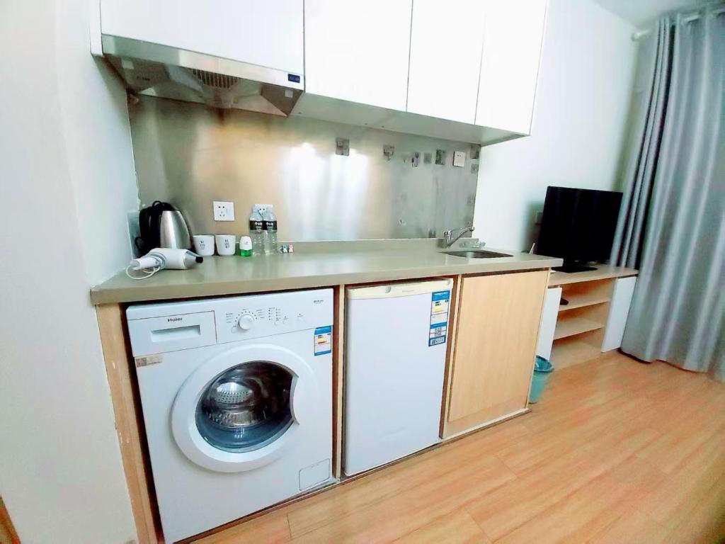 Kuchyň nebo kuchyňský kout v ubytování Qingdao Mi Apartment