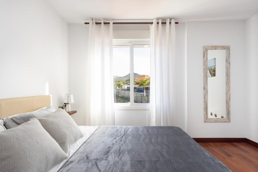 Postel nebo postele na pokoji v ubytování Exclusive villa with private pool 1 kilometer from Los Cristianos Beach