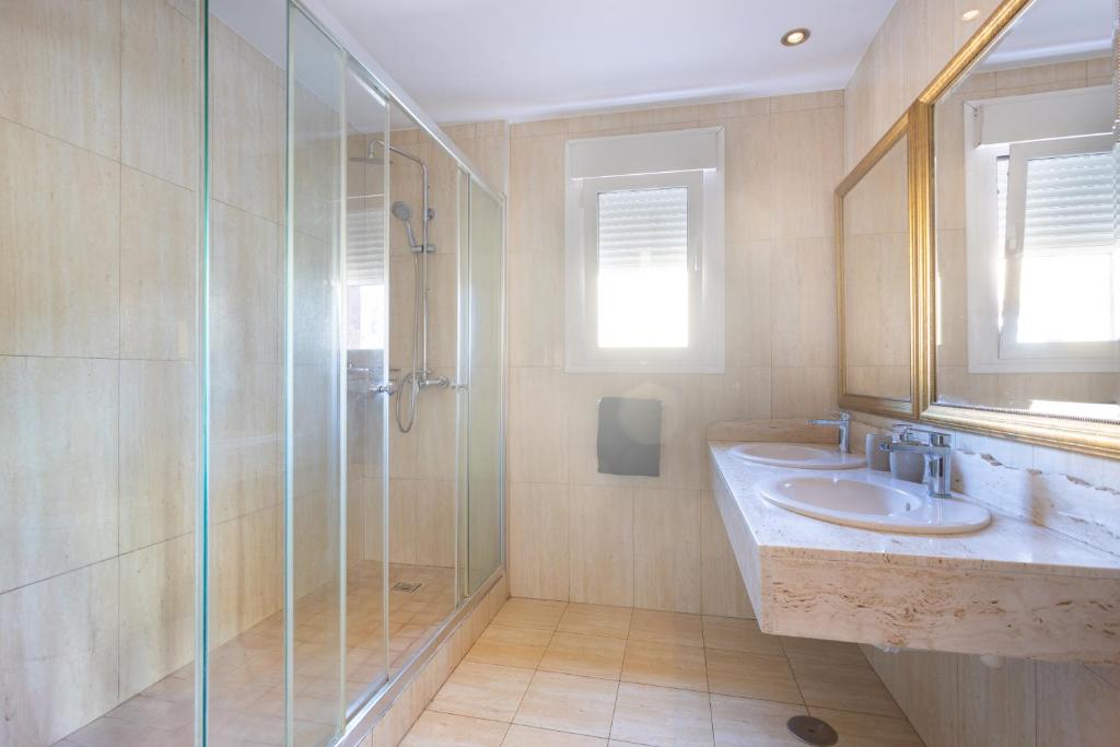 Koupelna v ubytování Exclusive villa with private pool 1 kilometer from Los Cristianos Beach