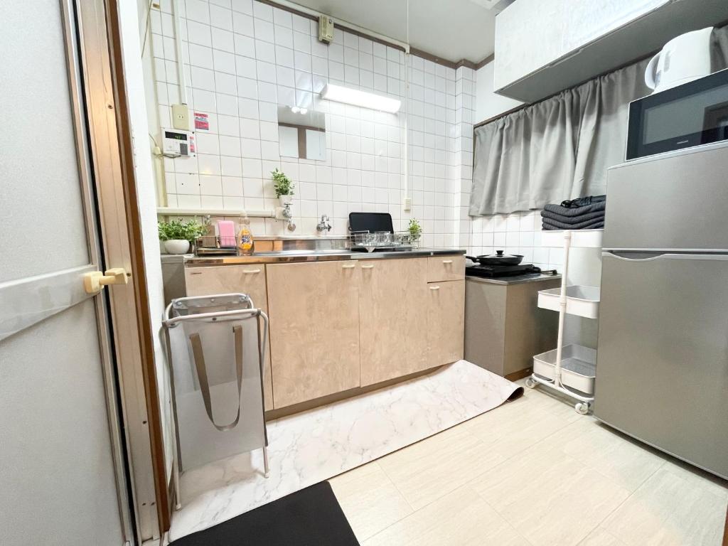 Kuchyň nebo kuchyňský kout v ubytování NEW-OPEN Best Shinjuku Modern Full-furnished Family size Apartment5 ONLY 2min to Shinjuku by Train