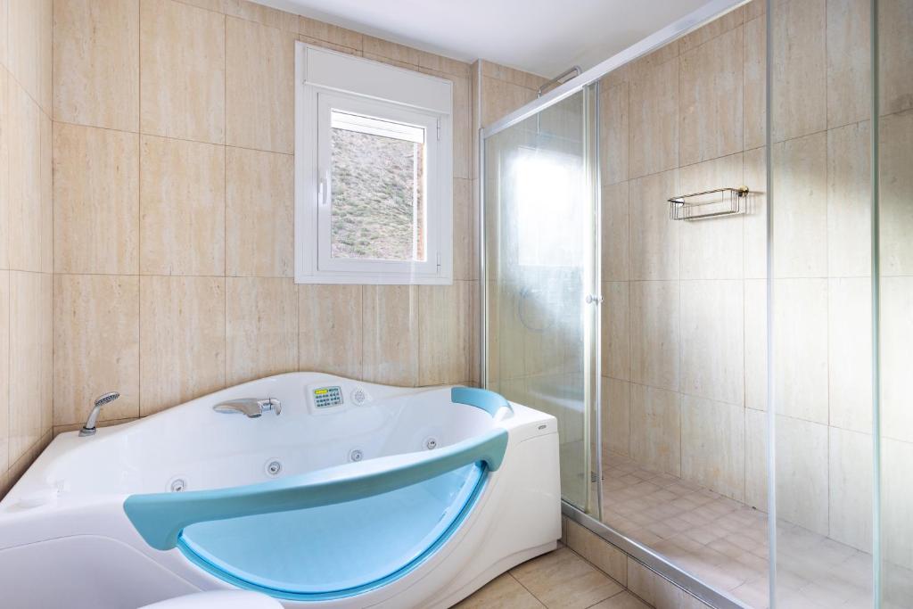 Koupelna v ubytování Exclusive villa with private pool 1 kilometer from Los Cristianos Beach
