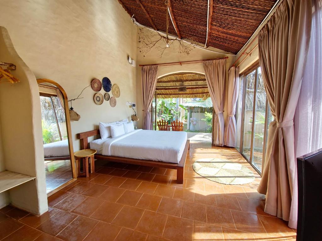 Giường trong phòng chung tại Red Sands Mui Ne
