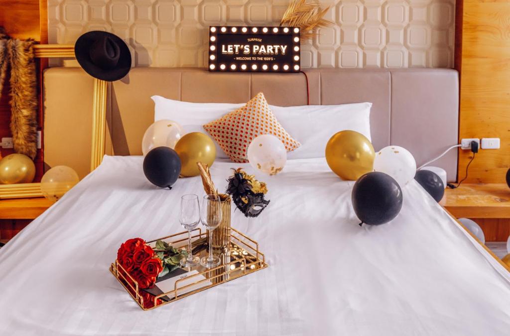 Una cama o camas en una habitación de Tainan Weshare Hotel