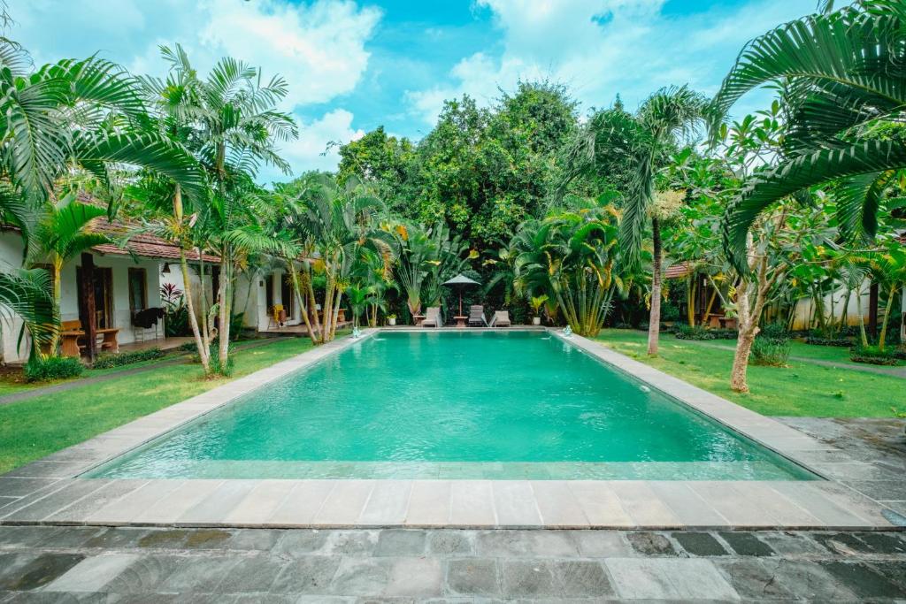 Bazén v ubytování Agung Wiwin Homestay & Restaurant nebo v jeho okolí