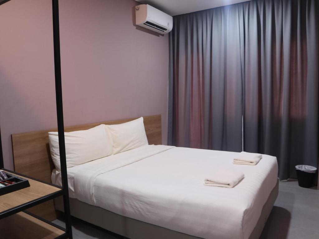 Letto o letti in una camera di VNC Alam Sutera Hotel Powered by Archipelago
