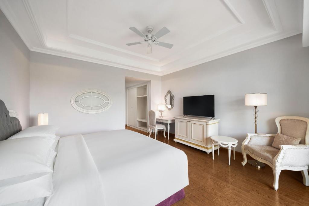 TV/trung tâm giải trí tại Nha Trang Marriott Resort &amp; Spa, Hon Tre Island