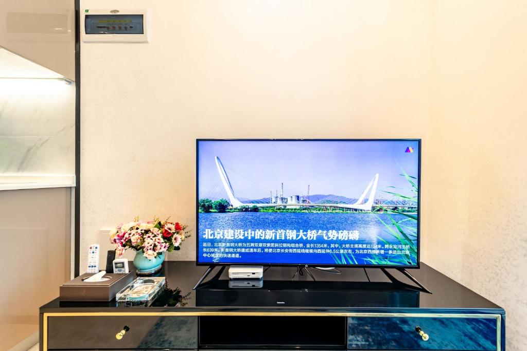 TV a/nebo společenská místnost v ubytování Hengbang Times Apartment Shenzhen Huaqiang North Branch