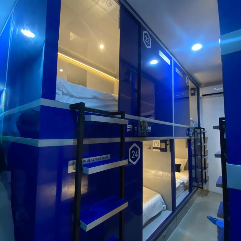 Postel nebo postele na pokoji v ubytování Rosalyne Sleepbox Prime Malioboro - Bhayangkara