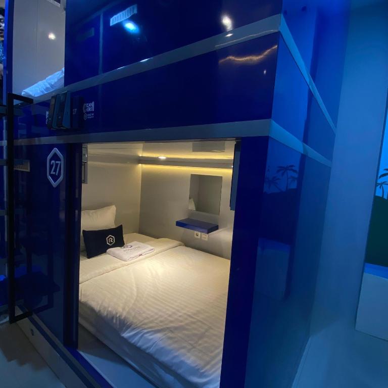 Postel nebo postele na pokoji v ubytování Rosalyne Sleepbox Prime Malioboro - Bhayangkara