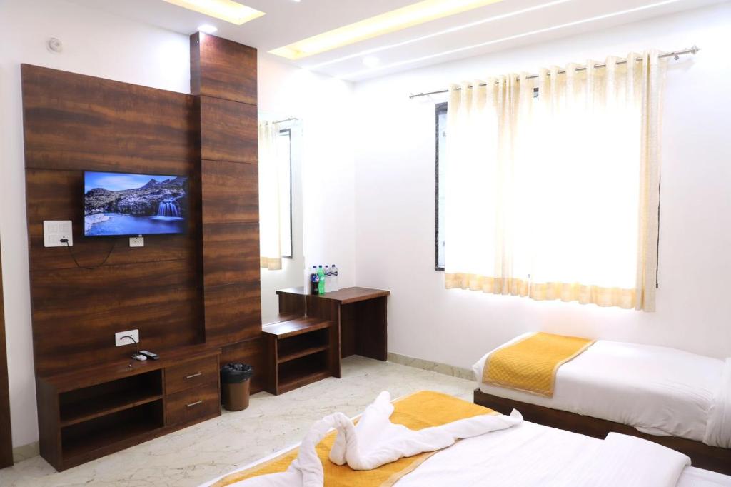 TV a/nebo společenská místnost v ubytování Hotel Ganga Palace - Agra Dasaprakash Restuarant
