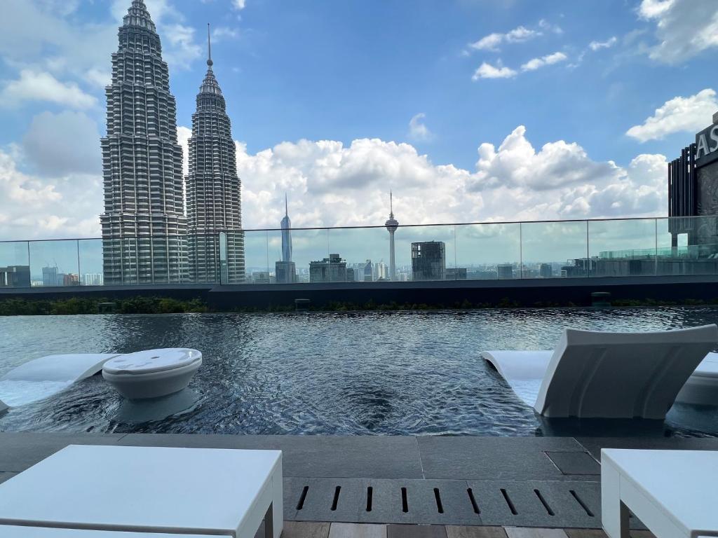 - une piscine avec toilettes dans un bâtiment avec de grands bâtiments dans l'établissement Star Residence KLCC By FZB, à Kuala Lumpur