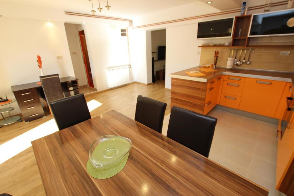 a kitchen and dining room with a table and chairs at Apartment Milica in Petrovac na Moru