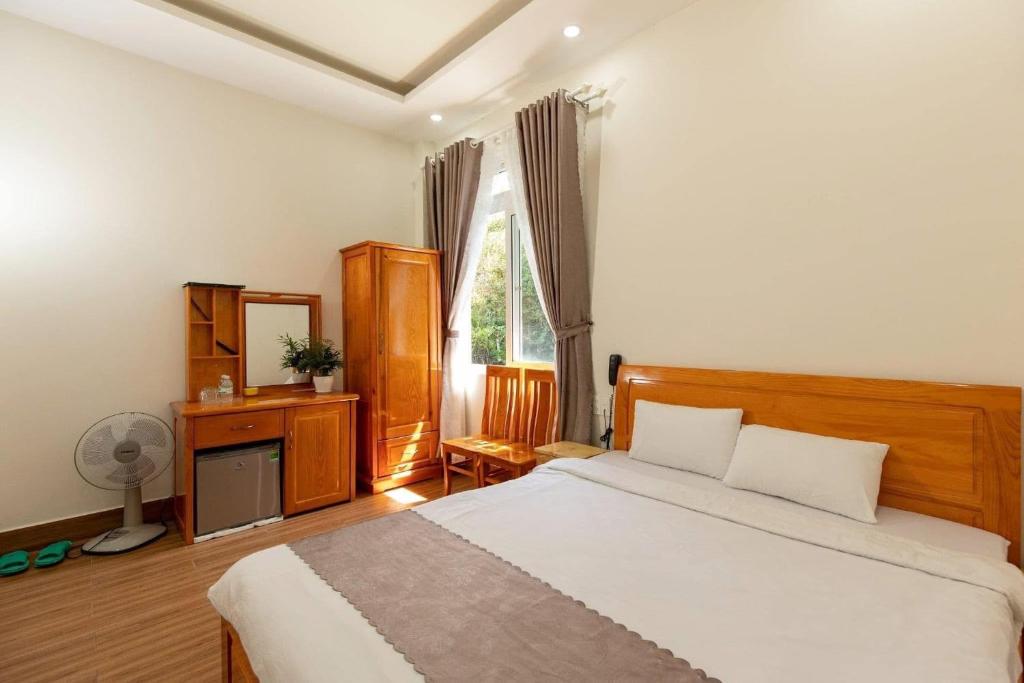 a bedroom with a large bed and a window at Khách sạn Hoàng Hà Đà Lạt 203 Nguyễn Công Trứ in Da Thanh
