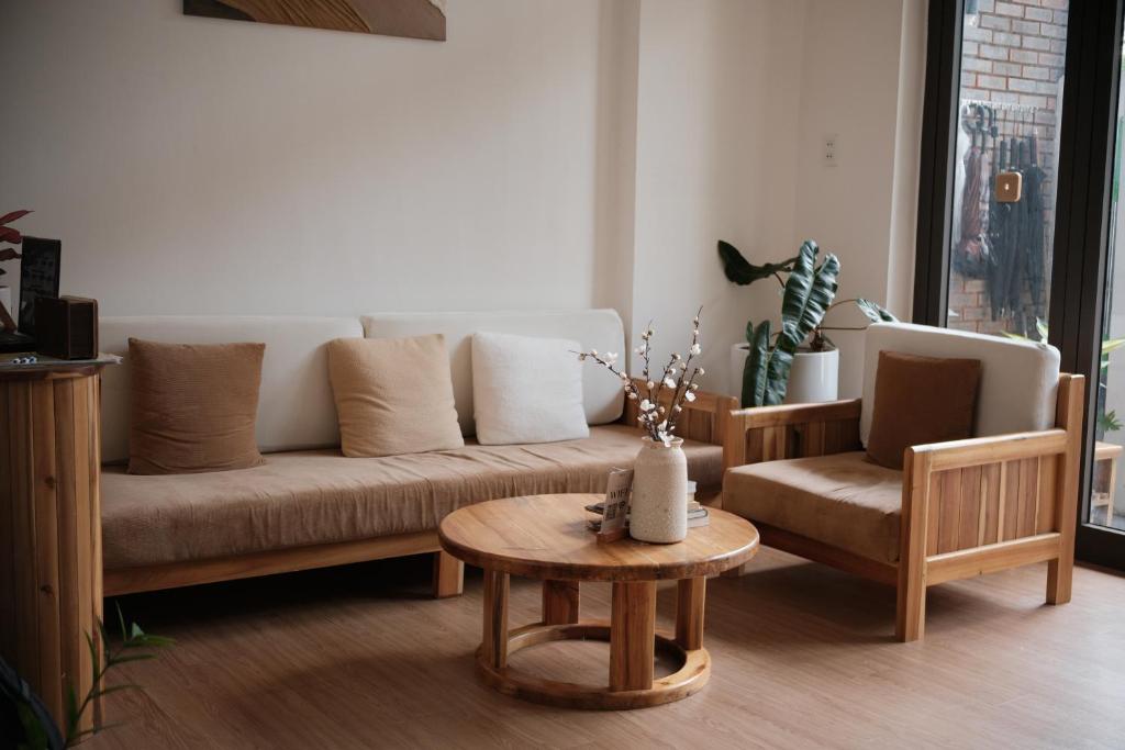 Khu vực ghế ngồi tại Glory Hue Homestay