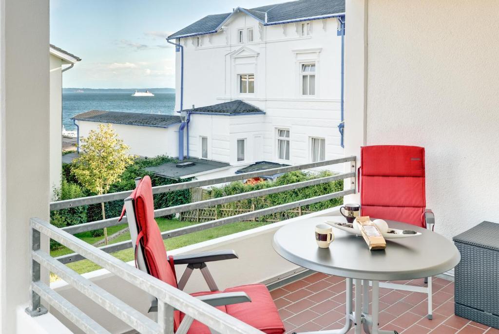 een balkon met een tafel en 2 stoelen en een tafel bij FeWo MeeresTraum in Sassnitz