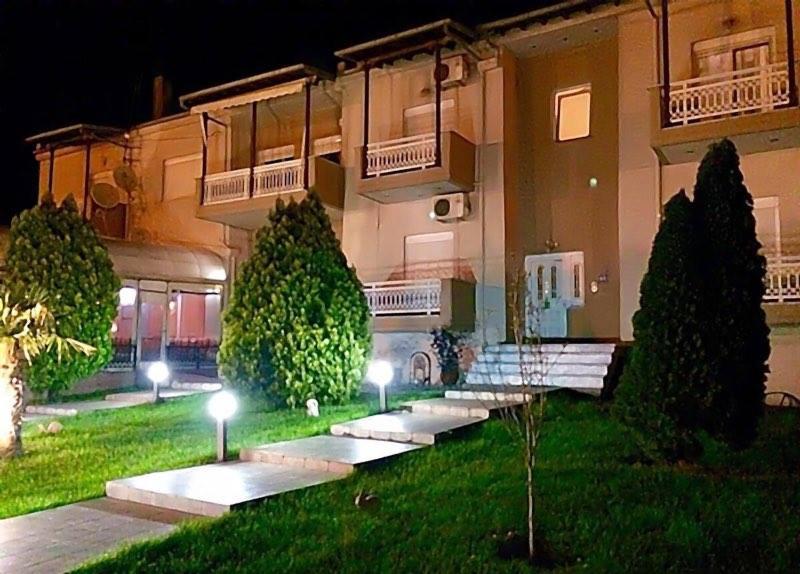 a building with a row of steps in a yard at night at Hotel-Apartments La Strada in Tycherón