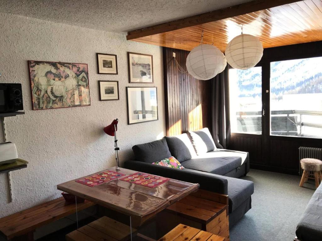 un salon avec un canapé et une table dans l'établissement Résidence Loubatiere - Appartement 2 pièces + cabine pour 4/6 personnes MAE-9164, à Montgenèvre