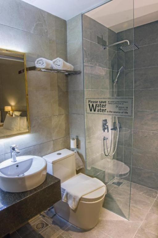 Koupelna v ubytování Redpine Boutique Hotel