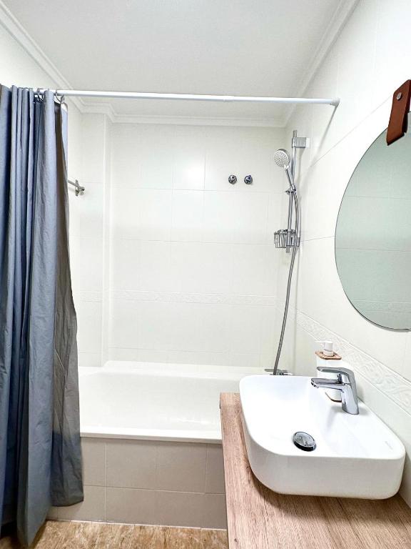 W łazience znajduje się umywalka i wanna. w obiekcie Apartamentos Palangres w mieście Torrevieja