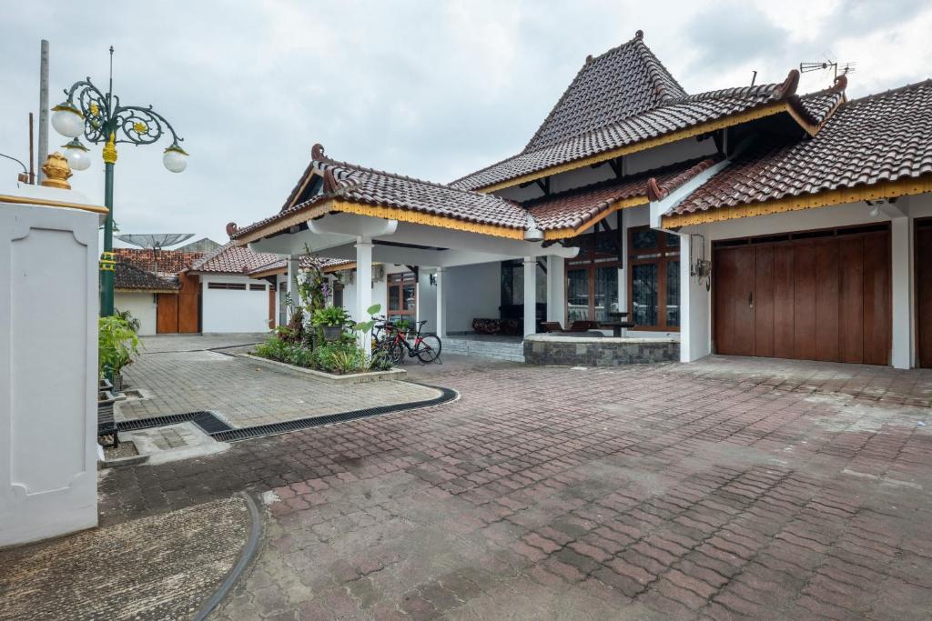 a house with a courtyard and a driveway at Stella Emelia in Timuran