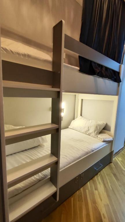 Postel nebo postele na pokoji v ubytování Gunel's Hostel Baku