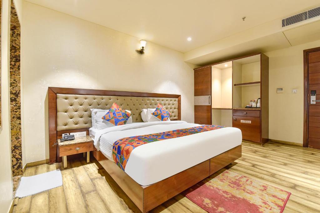 Ένα ή περισσότερα κρεβάτια σε δωμάτιο στο FabHotel Jaipur Luxe
