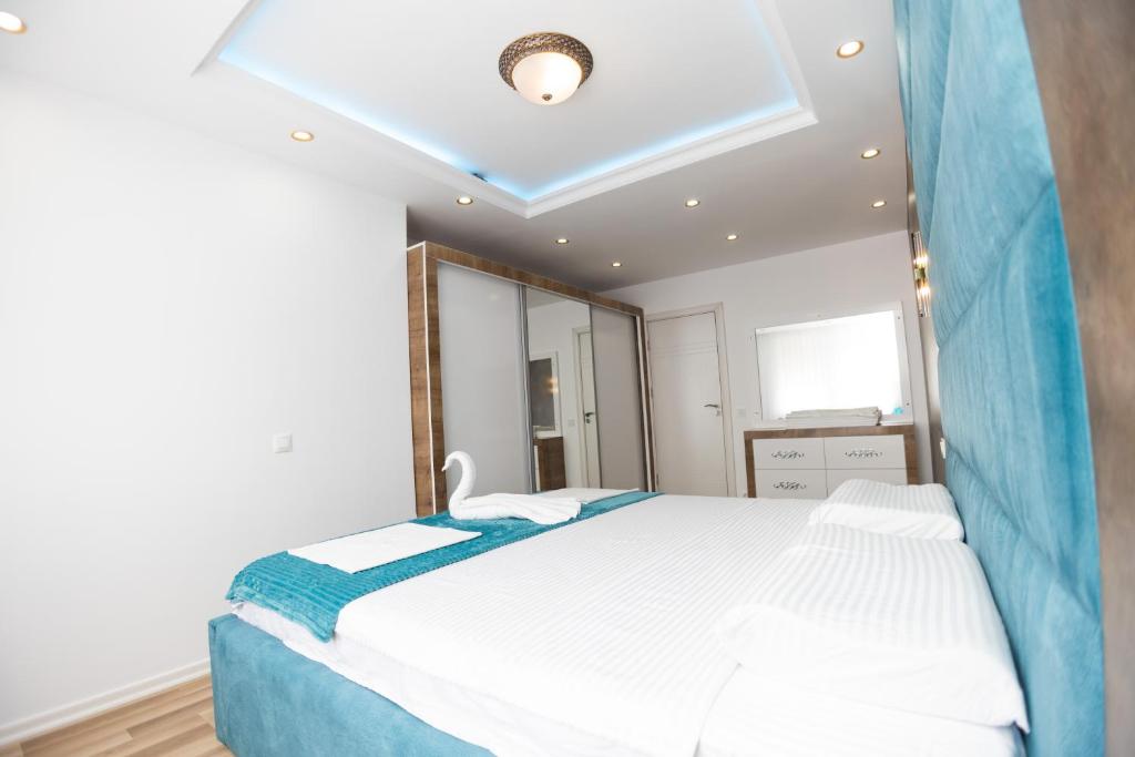 Postel nebo postele na pokoji v ubytování Dodona ApartHotel in Prishtina