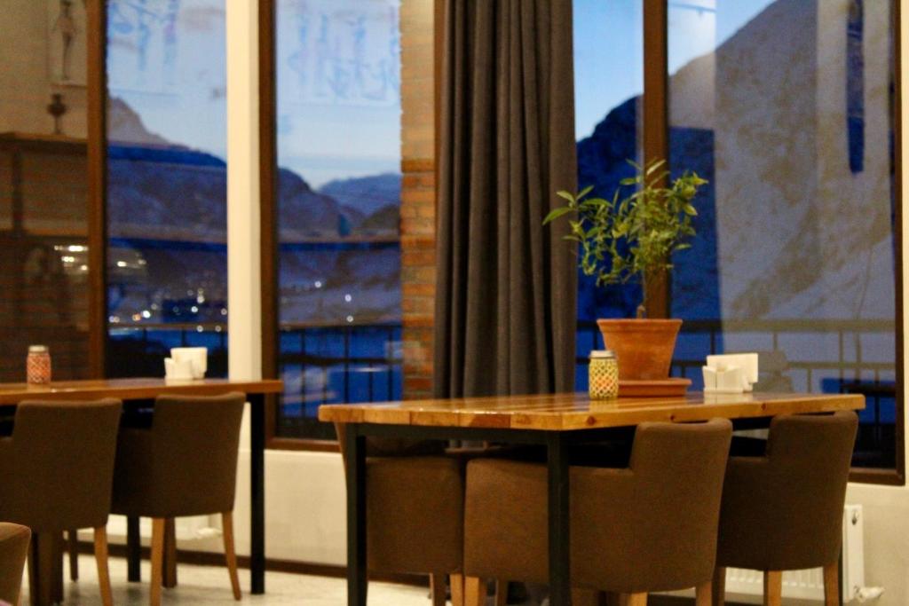 Nespecifikovaný výhled na hory nebo výhled na hory při pohledu z hotelu