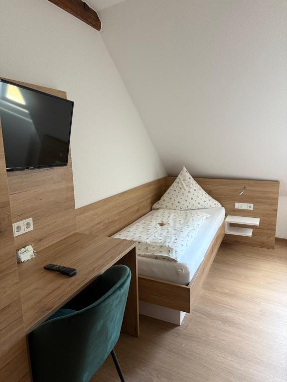 Postel nebo postele na pokoji v ubytování Hotel Zum Klosterfischer