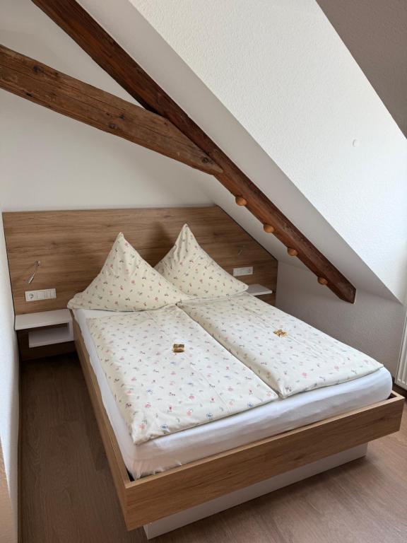Postel nebo postele na pokoji v ubytování Hotel Zum Klosterfischer
