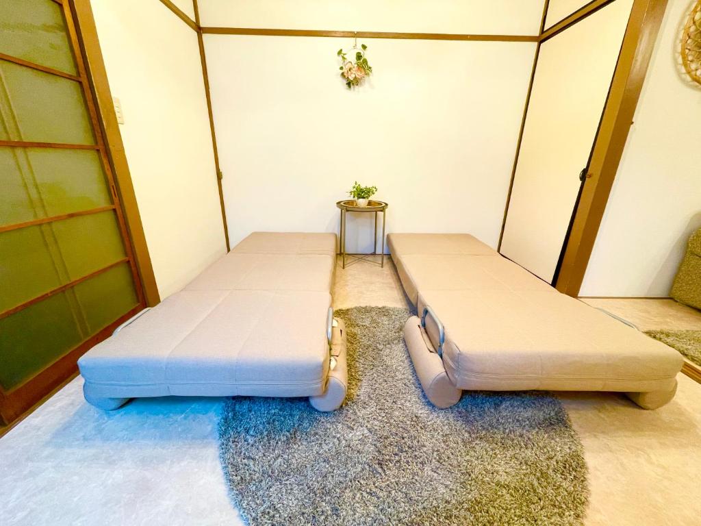 Posezení v ubytování NEW-OPEN Best Shinjuku Modern Full-furnished Family size Apartment5 ONLY 2min to Shinjuku by Train