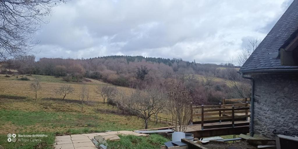 Saint-Julien-le-Vendômoisにあるpetite maisonetteの家から見える丘