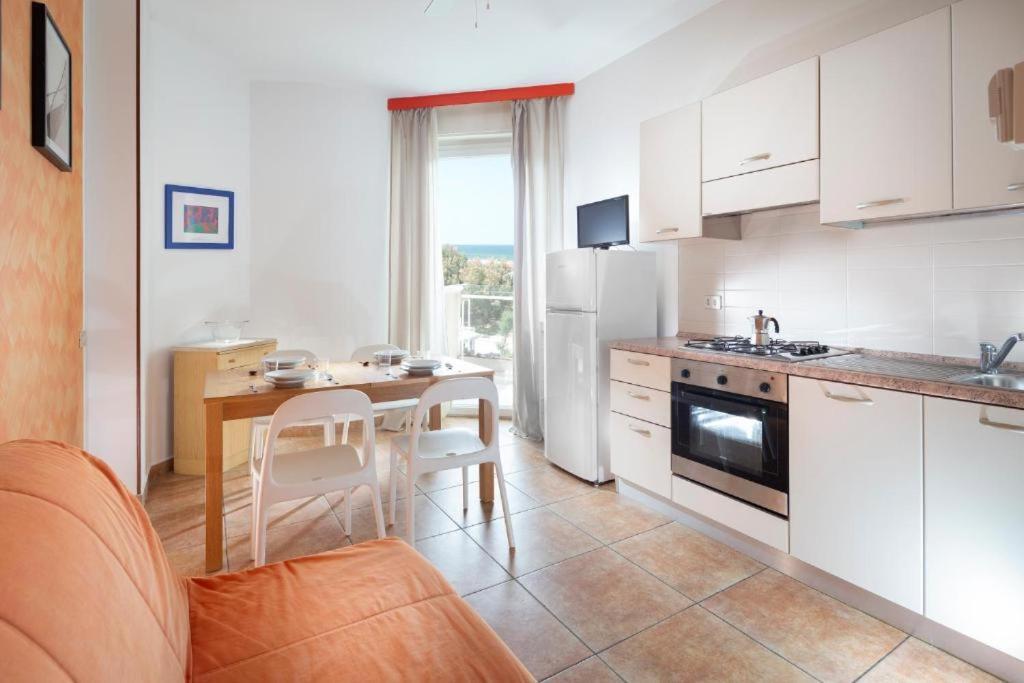 Kuchyň nebo kuchyňský kout v ubytování SoleMare Hotel e Residence