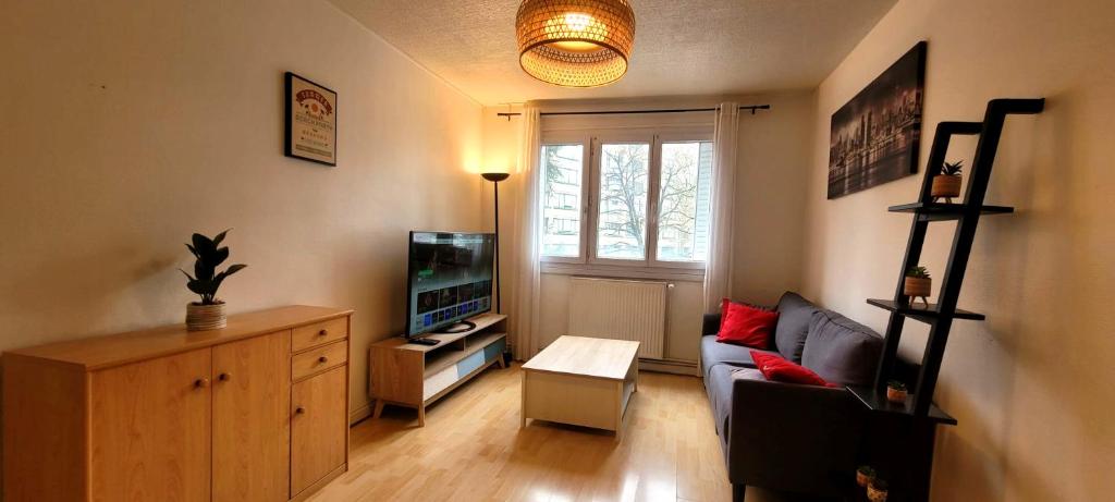 un salon avec un canapé et une télévision dans l'établissement 