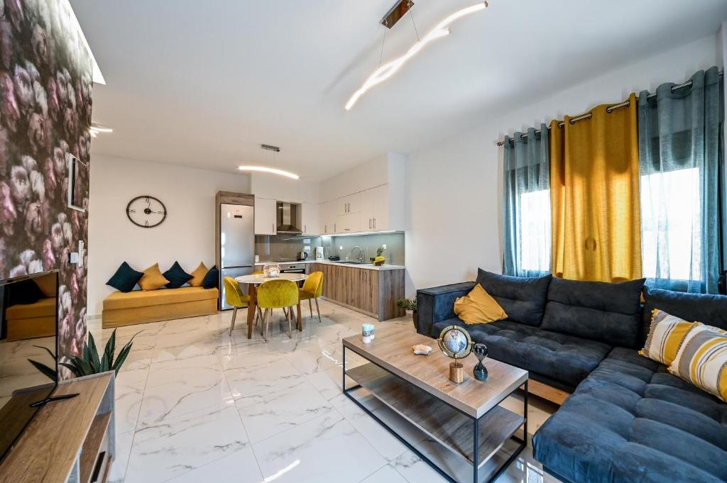 A seating area at Seaside Apartments in Agkisaras 2