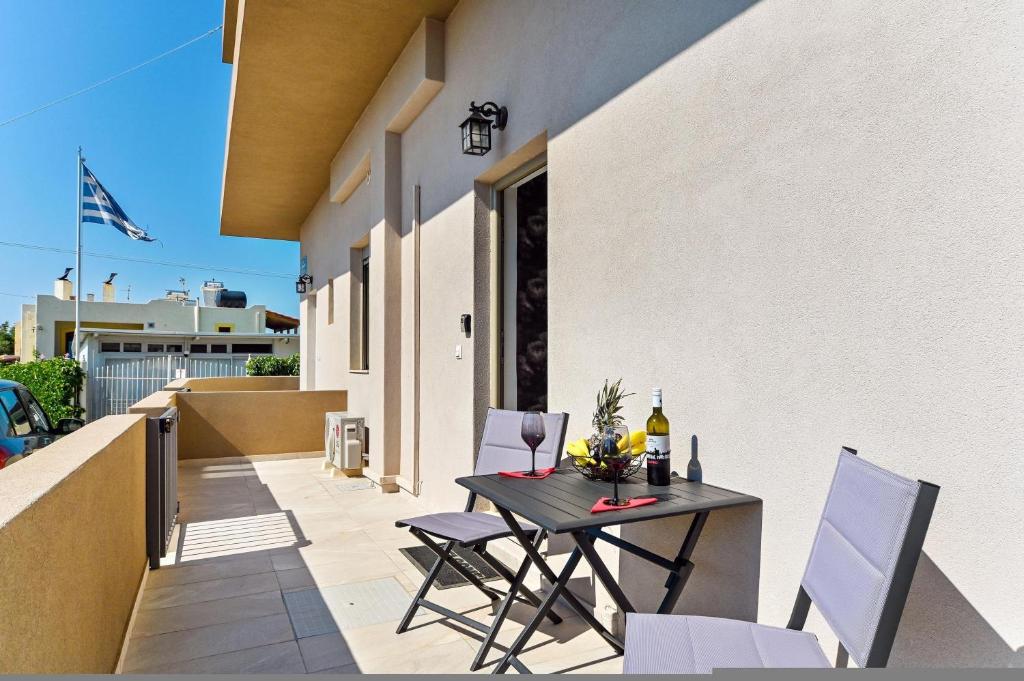 A balcony or terrace at Seaside Apartments in Agkisaras 2