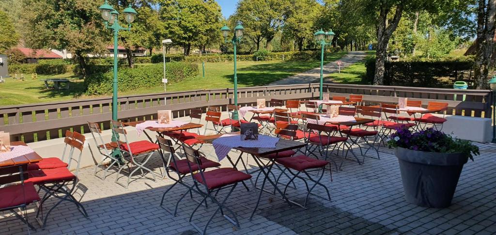 eine Gruppe von Tischen und Stühlen auf einer Terrasse in der Unterkunft Franz Josefs Tinyhäuser in Untergriesbach