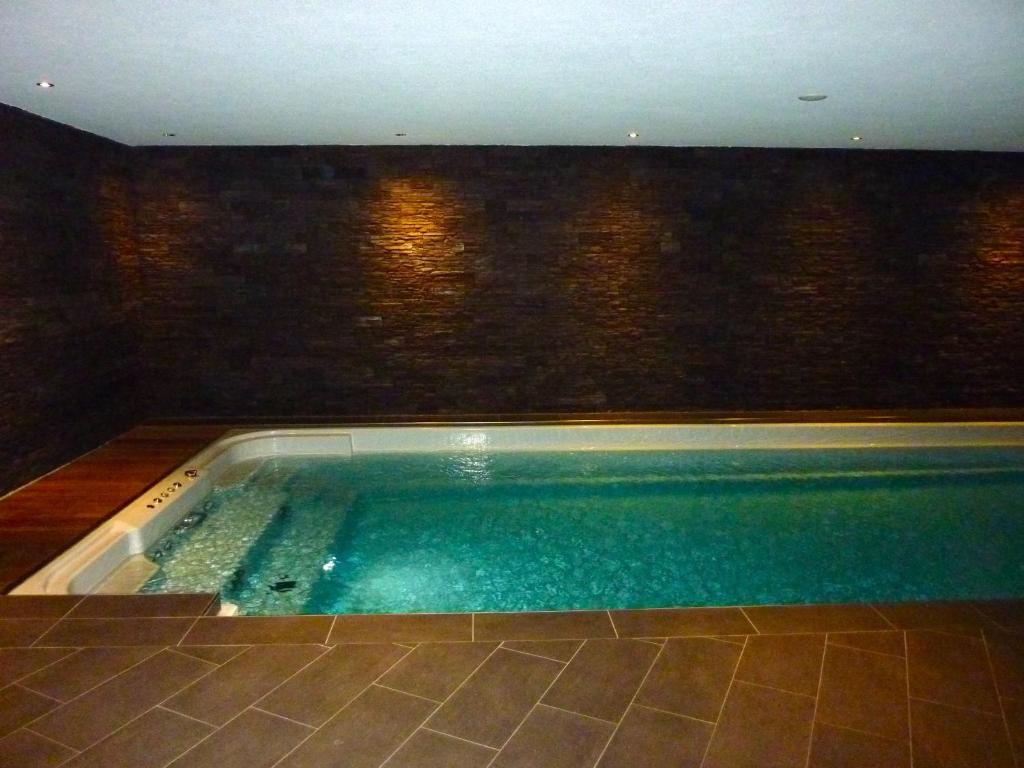 Bazén v ubytování Hotel Mont.Lac nebo v jeho okolí