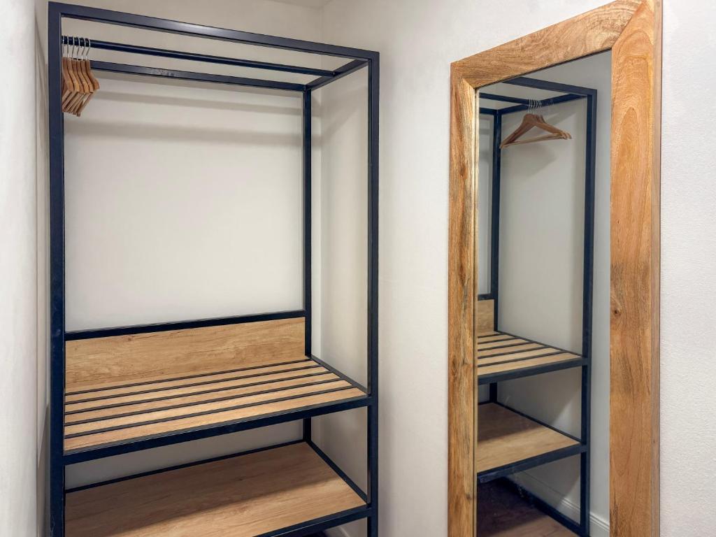 Palanda nebo palandy na pokoji v ubytování Hotel Malá Strana