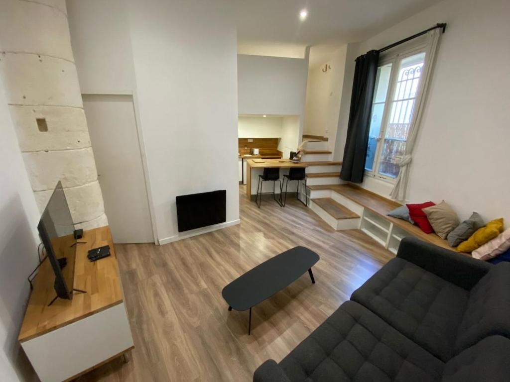 un salon avec un canapé et une table dans l'établissement Sous les platanes - beau T3 Beaux-Arts, à Montpellier