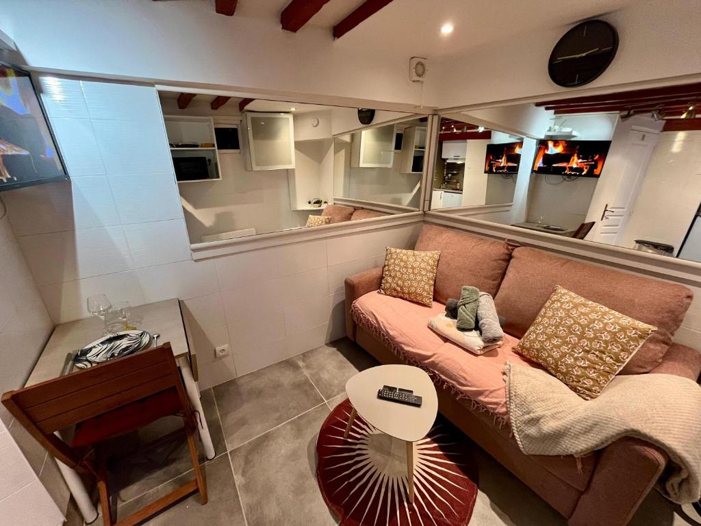 un salon avec un canapé et une table dans l'établissement Tout à pied ! Gare & Vieux Rouen - 367, à Rouen